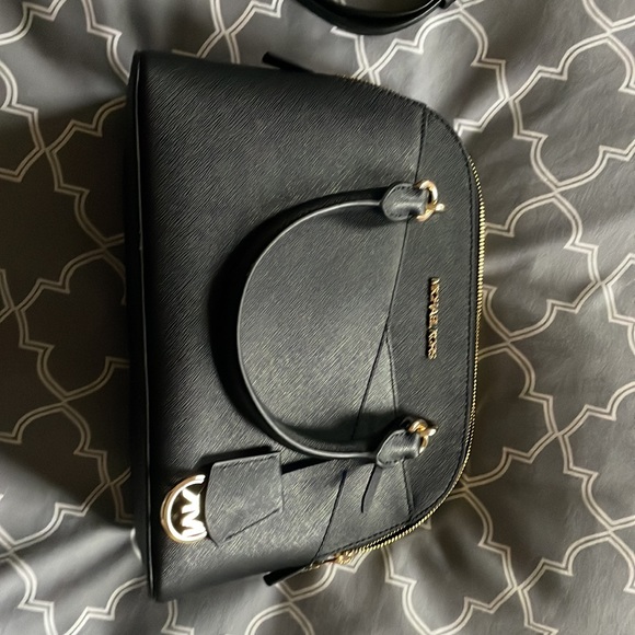 This is a once used Micheal Kors bag that I do not use and would love to sell - Picture 6 of 8